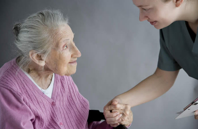 Уход за пожилыми или больными людьми требует особых знаний и много времени